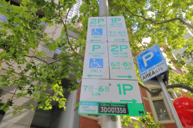 Melbourne Avustralya - 4 Aralık 2018: işareti Melbourne Avustralya sokak otopark