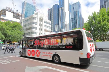 Melbourne Avustralya - 4 Aralık 2018: Şehir merkezinde Melbourne Avustralya Skybus Havaalanı otobüs sürücü