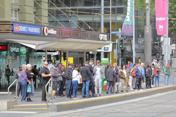 Melbourne Australia Diciembre 2018 Personas Identificadas Esperan Tranvía Melbourne Australia — Foto de Stock