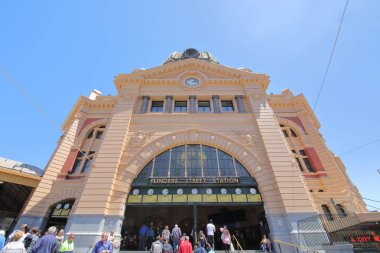 Melbourne Avustralya - 4 Aralık 2018: Kimliği belirsiz kişi ziyaret Flinders Sokağı Tren İstasyonu Melbourne Avustralya