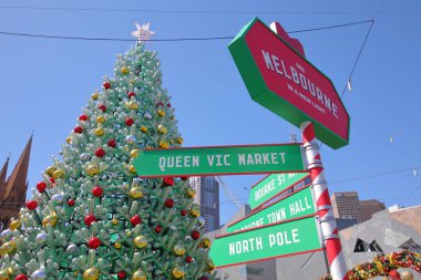Melbourne Avustralya - 4 Aralık 2018: Federasyon Meydanı Melbourne Avustralya Noel ağacı