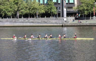 Melbourne Avustralya - 4 Aralık 2018: kimliği belirsiz kişi tren Yarra Nehri Melbourne Avustralya Kano