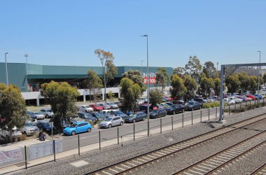 Melbourne Avustralya - 4 Aralık 2018: Batı Footscray Tren İstasyonu araba park Melbourne Avustralya