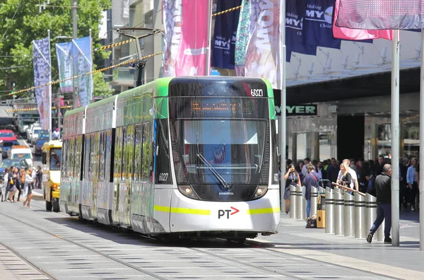 Melbourne Australië December 2018 Tram Doorlopen Bourke Street Winkelgebied Melbourne — Stockfoto
