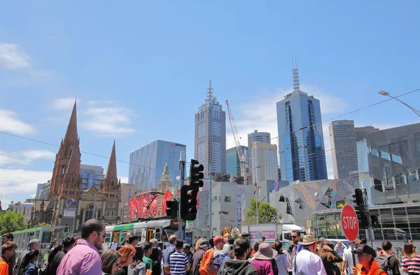 Melbourne Australia Diciembre 2018 Personas Identificadas Cruzan Calle Centro Melbourne — Foto de Stock