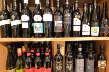 Melbourne Avustralya - 9 Aralık 2018: Avustralyalı şarap ekran Melbourne Avustralya Melbourne Uluslararası Havalimanı.