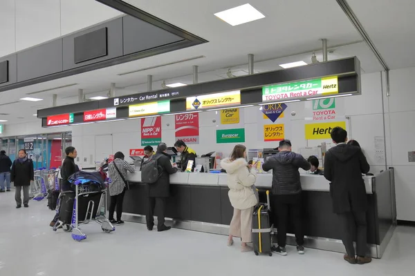 東京の成田国際空港で東京 2018 不明の人がレンタル車 — ストック写真