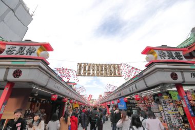 Tokyo Japonya - 10 Aralık 2018: Kimliği belirsiz kişi ziyaret Asakusa Tokyo Japonya Nakamise alışveriş sokak Sensoji Tapınağı Kaminarimon kapısı.