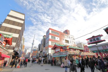 Tokyo Japonya - 10 Aralık 2018: Kimliği belirsiz kişi ziyaret Asakusa Tokyo Japonya Nakamise alışveriş sokak Sensoji Tapınağı Kaminarimon kapısı.