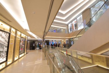 Tokyo Japonya - 10 Aralık 2018: Kimliği belirsiz kişi ziyaret Ginza altı alışveriş merkezi Ginza Tokyo Japonya.