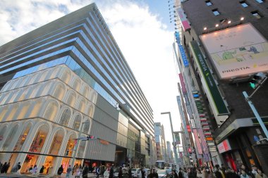 Tokyo Japonya - 10 Aralık 2018: Kimliği belirsiz kişi ziyaret Ginza alışveriş caddesi Ginza Tokyo Japonya.