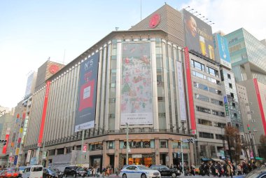 Tokyo Japonya - 10 Aralık 2018: Kimliği belirsiz kişi ziyaret Mitsukoshi mağazada Ginza Tokyo Japonya.