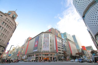 Tokyo Japonya - 10 Aralık 2018: Kimliği belirsiz kişi ziyaret Ginza alışveriş caddesi Ginza Tokyo Japonya.