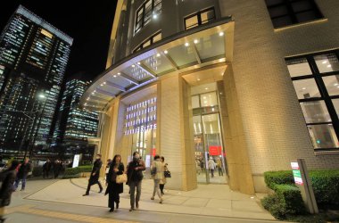 Tokyo Japonya - 10 Aralık 2018: Kimliği belirsiz kişi ziyaret Kitte alışveriş merkezi Tokyo Japonya.