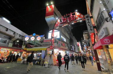 Tokyo Japonya - 10 Aralık 2018: Kimliği belirsiz kişi ziyaret Ameyoko alışveriş merkezi Tokyo Japonya.