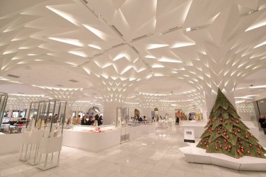 Tokyo Japonya - 11 Aralık 2018: Kimliği belirsiz kişi ziyaret Nihonbashi Mitsukoshi bölümü storein Tokyo Japonya.