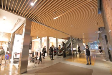 Tokyo Japonya - 11 Aralık 2018: Kimliği belirsiz kişi ziyaret Coredo Muromachi alışveriş merkezi Tokyo Japonya.