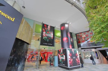 Tokyo Japonya - 11 Aralık 2018: Kimliği belirsiz kişi ziyaret Laforest alışveriş merkezi Harajuku Tokyo Japonya.