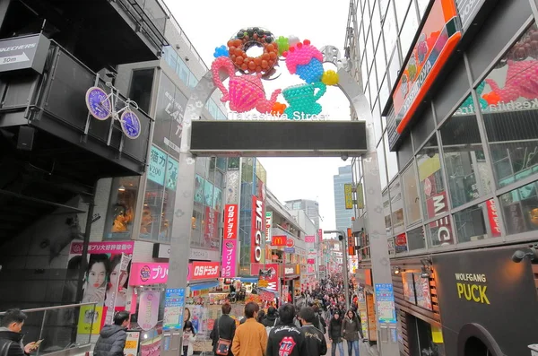 东京日本 2018年12月11日 不明身份的人参观日本东京原宿竹下购物街 — 图库照片