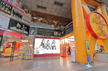 Tokyo Japonya - 11 Aralık 2018: Kimliği belirsiz kişi ziyaret kule kayıt müzik dükkanı Shibuya Tokyo Japonya.