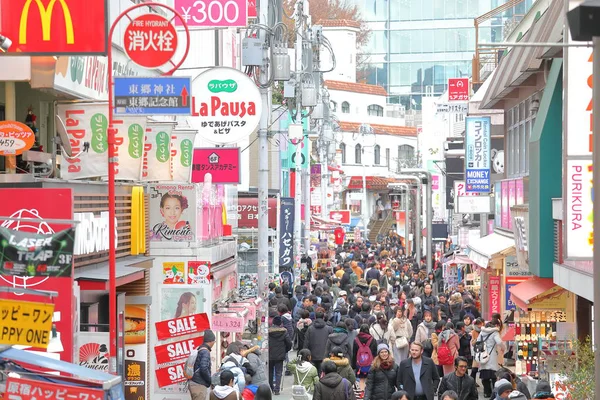 Japonia Tokio Grudnia 2018 Niezidentyfikowanych Osób Wizyta Harajuku Takeshita Ulicy — Zdjęcie stockowe