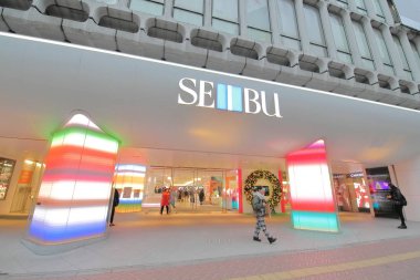 Tokyo Japonya - 11 Aralık 2018: Kimliği belirsiz kişi ziyaret Seibu Shibuya Tokyo Japonya mağazada.