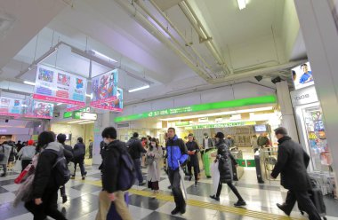 Tokyo Japonya - 11 Aralık 2018: Kimliği belirsiz kişi seyahat Tokyo Japonya Shibuya Tren istasyonunda.