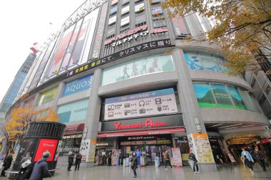 Tokyo Japonya - 12 Aralık 2018: Kimliği belirsiz kişi ziyaret Yodobashi kamera elektronik mağazasında Akihabara Tokyo Japonya.