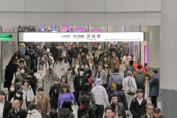Токіо Грудня 2018 Невідомі Люди Подорожують Сібуя Залізничного Вокзалу Токіо — стокове фото