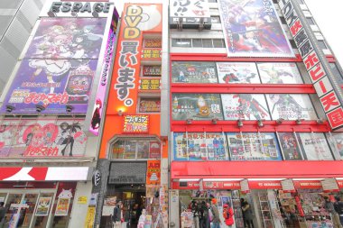 Tokyo Japonya - 12 Aralık 2018: Kimliği belirsiz kişi ziyaret Akihabara elektrikli şehir Tokyo Japonya.
