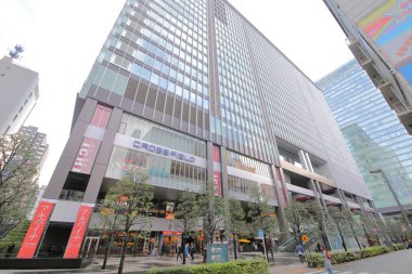 Tokyo Japonya - 12 Aralık 2018: Kimliği belirsiz kişi ziyaret Akihabara Udx alışveriş ofis kompleksi Tokyo Japonya.