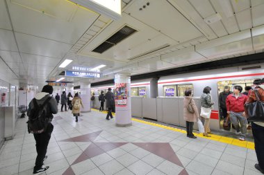 Tokyo Japonya - 12 Aralık 2018: Kimliği belirsiz kişi seyahat metroyla şehir Tokyo Japonya.