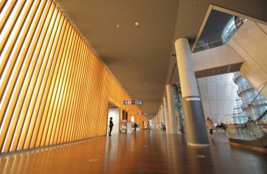 Tokyo Japonya - 12 Aralık 2018: Kimliği belirsiz kişi ziyaret Ulusal Sanat Merkezi Tokyo Japonya.