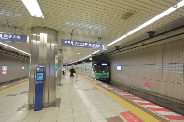 Tokyo Japonya - 12 Aralık 2018: Kimliği belirsiz kişi seyahat metroyla şehir Tokyo Japonya.