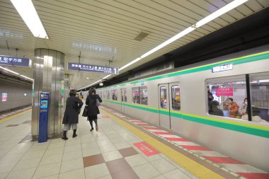 Tokyo Japonya - 12 Aralık 2018: Kimliği belirsiz kişi seyahat metroyla şehir Tokyo Japonya.