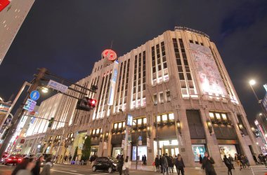 Tokyo Japonya - 12 Aralık 2018: Kimliği belirsiz kişi ziyaret Isetan Shinjuku Tokyo Japonya mağazada.