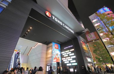 Tokyo Japonya - 12 Aralık 2018: Kimliği belirsiz kişi ziyaret Toho sinema sinema Shinjuku Tokyo Japonya.