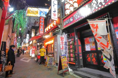 Tokyo Japonya - 12 Aralık 2018: Kimliği belirsiz kişi ziyaret Omoideyokocho Restoran sokak Shinjuku Tokyo Japonya.