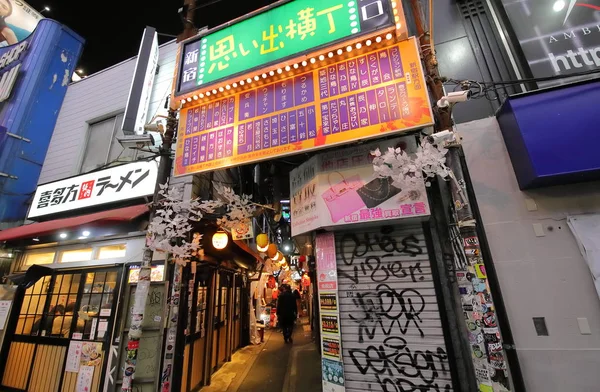 日本东京 2018年12月12日 不明身份的人参观日本东京新宿的 Omoideyokocho 餐厅街 — 图库照片