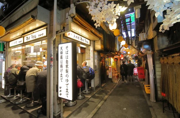 Tokio Japonia Grudnia 2018 Niezidentyfikowanych Osób Wizyta Omoideyokocho Restauracji Ulicy — Zdjęcie stockowe