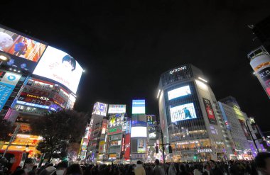 Tokyo Japonya - 12 Aralık 2018: Kimliği belirsiz kişi ziyaret Shibuya kapış geçiş Tokyo Japonya.