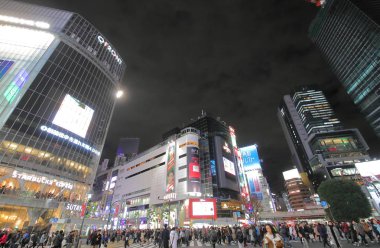 Tokyo Japonya - 12 Aralık 2018: Kimliği belirsiz kişi ziyaret Shibuya kapış geçiş Tokyo Japonya.