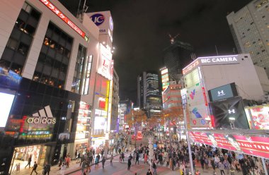 Tokyo Japonya - 12 Aralık 2018: Kimliği belirsiz kişi ziyaret Shibuya şehir merkezinde Tokyo Japonya.