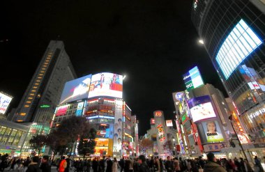 Tokyo Japonya - 12 Aralık 2018: Kimliği belirsiz kişi ziyaret Shibuya kapış geçiş Tokyo Japonya.