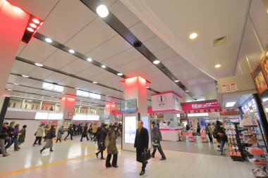 Tokyo Japonya - 12 Aralık 2018: Kimliği belirsiz kişi seyahat Tokyo Japonya Shinjuku Tren istasyonunda.