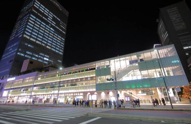 Tokyo Japonya - 12 Aralık 2018: Kimliği belirsiz kişi seyahat Tokyo Japonya Shinjuku Tren istasyonunda.