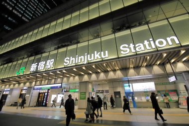 Tokyo Japonya - 12 Aralık 2018: Kimliği belirsiz kişi seyahat Tokyo Japonya Shinjuku Tren istasyonunda.