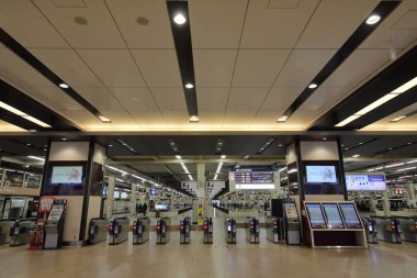 Osaka Japonya - 14 Kasım 2018: Kimliği belirsiz kişi seyahat Japonya'nın Osaka Osaka Hankyu tren istasyonunda.