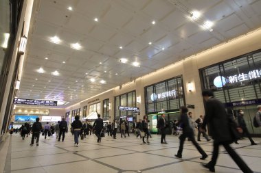 Osaka Japonya - 14 Kasım 2018: Kimliği belirsiz kişi gidip Japonya Osaka tren istasyonunda.