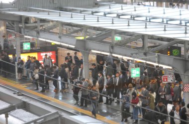 Osaka Japonya - 14 Kasım 2018: Kimliği belirsiz kişi gidip Japonya Osaka tren istasyonunda.